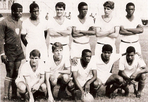 Em p&eacute; est&atilde;o Orlando, Marinho Peres, Ulisses, Lorico, Z&eacute; Maria e Augusto; agachados vemos M&aacute;rio Am&eacute;rico, Edu, Leivinha, Ivair, Paes e jogador n&atilde;o identificado. Foto: Wilson Chumbo
