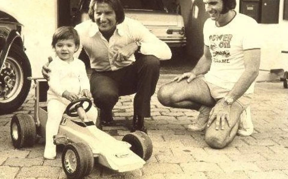 No começo dos anos 70, Christian já se ambientando com um pequeno carro a pedal sob os olhares do pai Wilsinho e do tio Emerson Fittipaldi. Foto: arquivo pessoal de Christian Fittipaldi