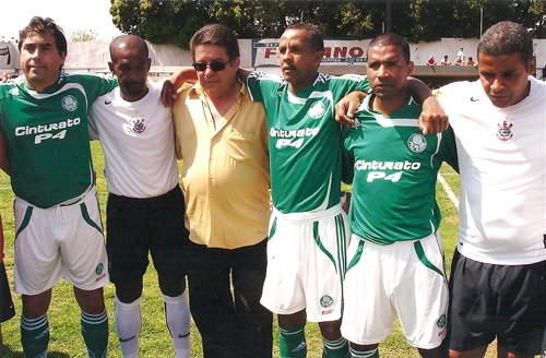 Masters do Corinthians e Palmeiras reunidos em agosto de 2008, em foto enviada ao site pelo querido Wagninho, que coordena o time de masters do Tim&atilde;o. Da esquerda para a direita est&atilde;o Alexandre Rosa, Guinei, Leivinha, Ditinho, Juarez e Wagner Bas&iacute;lio