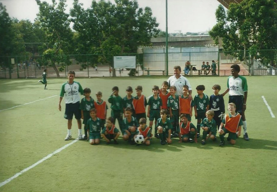 Com pequenos craques. Da esquerda para a direita, Jorge Mendonça é o terceiro (em pé e atrás da formação das crianças). Foto enviada por Roberto Diogo