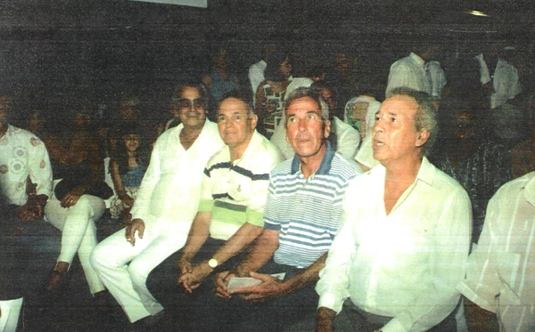 Ídolos do presente, em 1993, entregavam homenagens aos ex-jogadores que conquistaram o bicampeonato mundial. Da esquerda para a direita: Zito, de camisa e calça branca, Pepe, Dalmo e Tite.