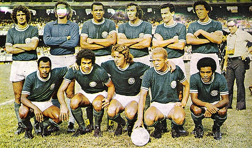 Observe o grande Roberto Carmona durante jogo do Palmeiras, no Morumbi, na d&eacute;cada de 70. Ele est&aacute; &agrave; direita. Em p&eacute;, da esquerda para a direita, vemos: Eurico, Le&atilde;o, Lu&iacute;s Pereira, Alfredo Mostarda, Dudu e Zeca. Agachados: Edu, &Eacute;dson Cegonha, Leivinha, Ademir da Guia e Nei