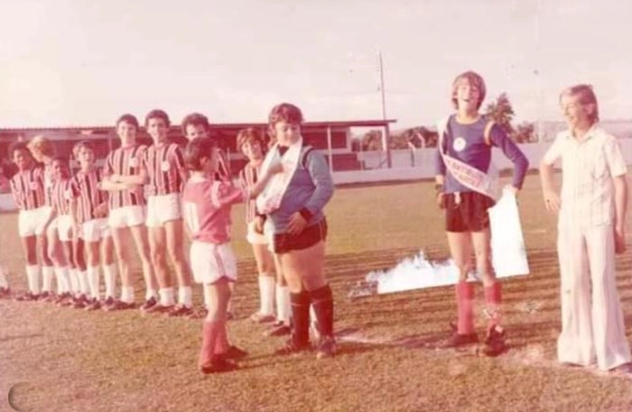 Neto é o garotinho em primeiro plano, colocando a faixa de campeão em seu irmão, o goleiro João Carlos após título conquistado por este em Santo Antônio de Posse, na década de 1970. Foto: arquivo pessoal de Neto