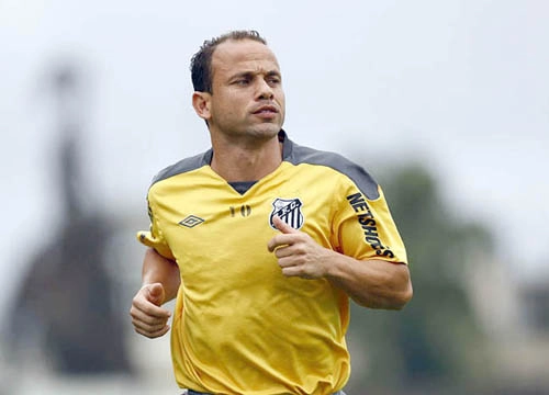 Léo - Ex-lateral do Santos