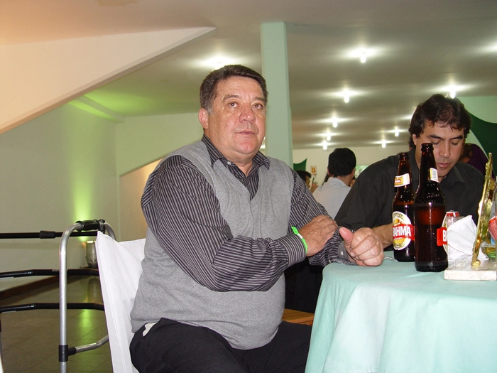 No jantar de confraternização dos ex-jogadores do Palmeiras, Levinha foi um dos ilustres homenageados, aqui ao lado do ex-zagueiro Alexandre Rosa. Crédito da foto: Marcos Júnior