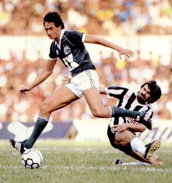 Evair dribla Zenon na semifinal do Brasileiro de 1986