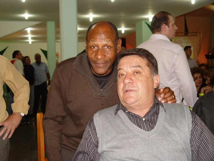 Leivinha com Edu Bala, na festa do Palmieras para os ex-jogadores, em 18 de setembro de 2009. Os dois, juntos, deram muitas alegrias à torcida esmeraldina. Crédito da foto: Marcos Júnior