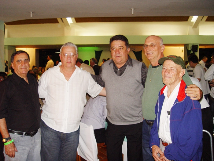 Em 2009, na festa de ex-jogadores do Palmeiras. Da esquerda para a direita: o primeiro é Bentivegna e o terceiro é Leivinha. Os dois ex-jogadores foram saudados por torcedores alviverdes. Crédito da foto: Marcos Júnior