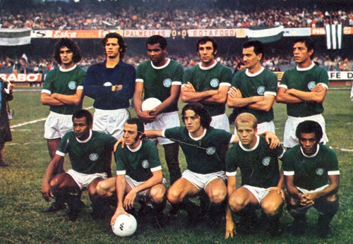 O Palmeiras foi campe&atilde;o brasileiro de 1972 com uma campanha maravilhosa. Em 30 jogos foram 16 vit&oacute;rias, 10 empates e apenas quatro derrotas. 46 gols a favor e apenas 19 contra. Na final contra o Botafogo no Morumbi, empate sem abertura de contagem garantiu a ta&ccedil;a para o time paulista. Nesta foto tirada no dia da partida contra o Fog&atilde;o (23 de dezembro) vemos em p&eacute; Eurico, Le&atilde;o, Lu&iacute;s Pereira, Alfredo, Dudu e Zeca; agachados est&atilde;o Edu, Madurga, Leivinha, Ademir da Guia e Nei
