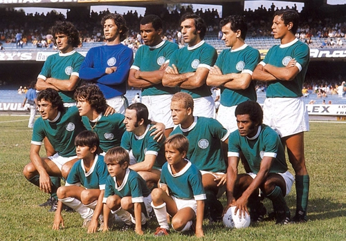 Mais um forte time palmeirense, em 1972, mas agora com Ronaldo e Madurga no ataque. Em p&eacute;: Eurico, Le&atilde;o, Lu&iacute;s Pereira, Alfredo Mostarda, Dudu e Zeca. Agachados: Ronaldo, Leivinha, Madurga, Ademir da Guia e Nei
