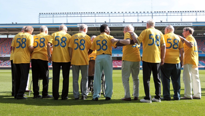 Em 14 de agosto de 2012, alguns jogadores que conquistaram a Copa do Mundo 1958, a primeira do Brasil, foram homenageados pela Associação Sueca de Futebol. Na imagem, Mazzola, Pelé e Pepe aparecem com seus respectivos nomes na parte de trás das camisas. Foto: Divulgação/CBF