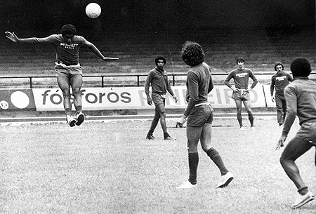 De frente, em treino do São Paulo FC, nos anos 70: Serginho Chulapa (acabara de cabecear a bola), Terto, integrante da comissão técnica e De Santis. Samuel e Gilberto Sorriso (dir) estão de costas.