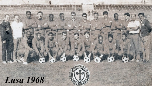 Em p&eacute;: Manoel Mendes Greg&oacute;rio (ex-presidente da Lusa), Filpo Nunez, Luis&atilde;o, Lal&aacute;, Orlando, Eduardo, Santo, Ulisses, Lorico, Henrique Pereira, Augusto, profissional n&atilde;o identificado, Dr. Vicente S&aacute; e diretor Fernando. Agachados: massagista Jair, Edu, Bas&iacute;lio, Mazzola (que jogou no Paulista de Jundia&iacute;), Ratinho, Leivinha, Ivair, Paes e Rodrigues
