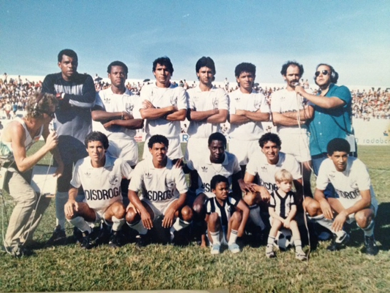 No estádio `Plinio Marin´ em Votuporanga jogo da divisão Intermediária no dia 4 de maio de 86 entre Votuporanguense e Bandeirante de Birigui, placar 0 x 0. Na foto Rogério Assis, repórter da rádio Clube, Neneca, Sabará, Odon, Jorge, Sergingo Brasiia, Cidão e o repórter Cláudio Craveiro da Rádio Cidade; Agachados: Udelson, Lino,Silva, Radar e Everaldo 