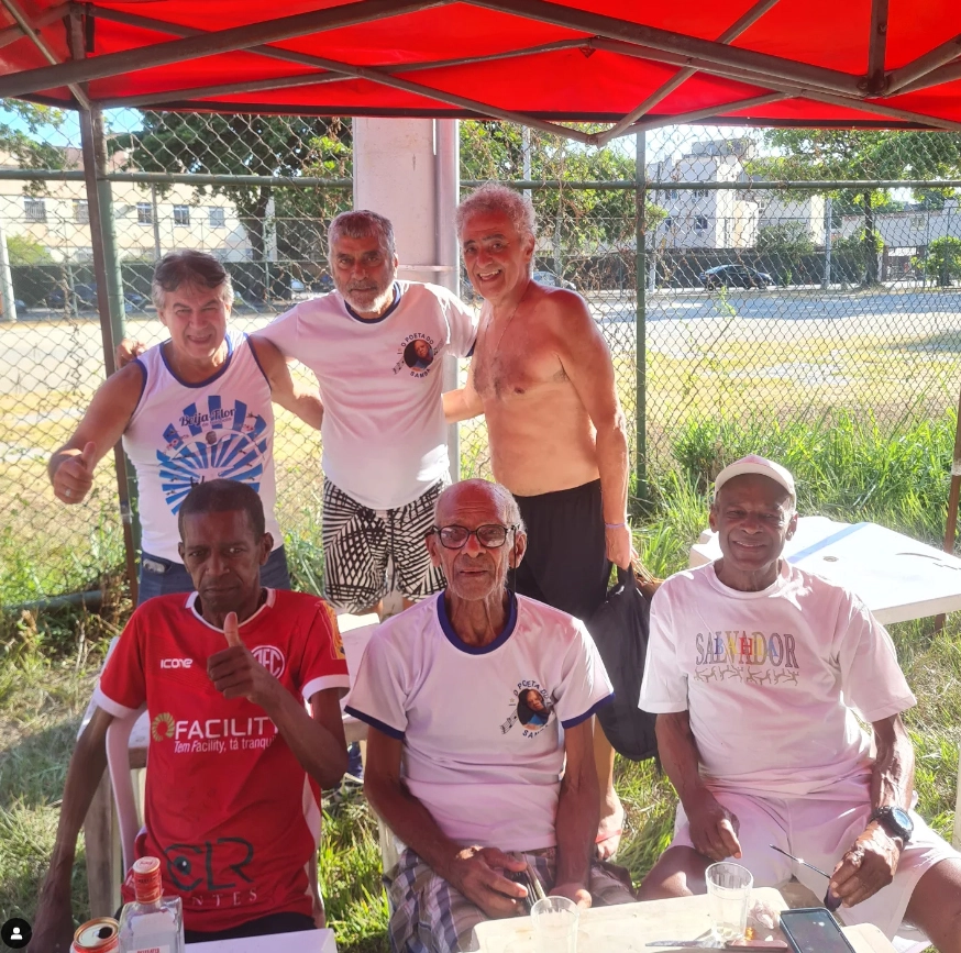 Encontro memor&aacute;vel em 9 de mar&ccedil;o de 2025, no Rio de Janeiro. Em p&eacute;, da esquerda para a direita: Carlos Roberto, Nei Concei&ccedil;&atilde;o e Carlos Roberto Cunha (o Ga&uacute;cho). Sentados est&atilde;o Marco Ant&ocirc;nio, Brito e Ren&ecirc;. Foto: arquivo pessoal de Brito
