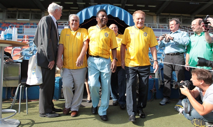 Em 14 de agosto de 2012, alguns jogadores que conquistaram a Copa do Mundo 1958, a primeira do Brasil, foram homenageados pela Associação Sueca de Futebol. Da esquerda para a direita: Zito, Pelé, Pepe (ao fundo) e Mazzola. À direita, aparecem também os jornalistas Telmo Zanini e Marcos Uchôa. Divulgação/CBF