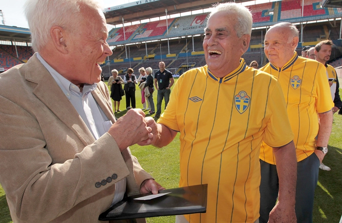 Em 14 de agosto de 2012, alguns jogadores que conquistaram a Copa do Mundo 1958, a primeira do Brasil, foram homenageados pela Associação Sueca de Futebol. Na imagem, Zito cumprimenta um de seus oponentes naquela final, enquanto Pepe aparece atrás. Divulgação/CBF
