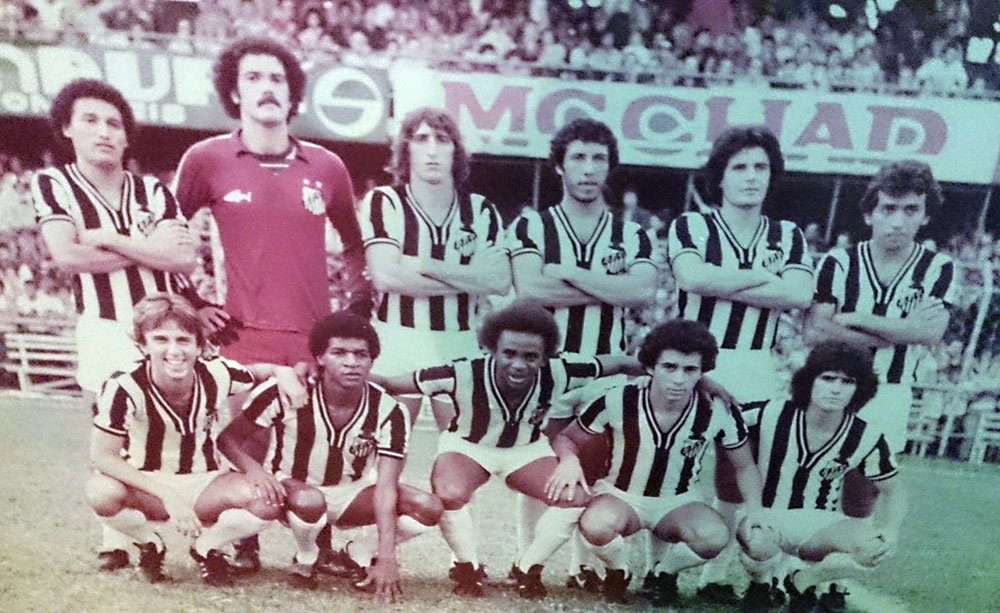 Washington, Fl&aacute;vio, Fernando, Gilberto Costa, Cassi&aacute; e Nelsinho Baptista. Agachados: Claudinho, Rubens Feij&atilde;o, Juary, Pita e Jo&atilde;o Paulo. Foto enviada por Lino Tavares