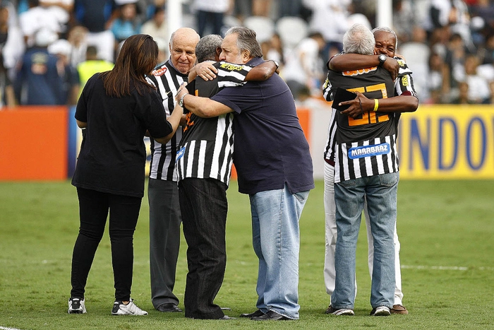 Luís Álvaro abraça Coutinho e Dalmo cumprimenta Lima, ao lado de Pepe (primeiro à esquerda) durante homenagem realizada no dia 14 de outubro de 2012 na Vila Belmiro 