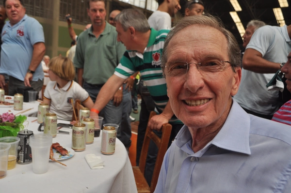 &Agrave; frente, Sebasti&atilde;o Lapola, na festa alviverde dos ex-jogadores, no CT da Barra Funda, em 1&ordm; de outubro de 2011. Atr&aacute;s, &agrave; esquerda, est&atilde;o Leivinha e Denys. O menino sentado &eacute; o filho de Denys. Foto: Marcos J&uacute;nior/Portal TT