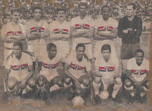 O São Paulo em 1968 no Pacaembu. Em pé estão Edilson, Celso, Roberto Dias, Lourival, Jurandir e Picasso; agachados vemos Miruca, Terto, Téia, Nenê e Paraná