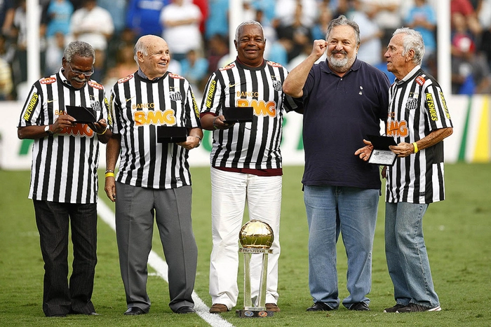 Coutinho, Pepe, Lima, e Dalmo recebem mãos de Luís Álvaro homenagem pelos 50 anos do primeiro título mundial do Peixe, no intervalo do jogo entre Santos e Vasco no dia 14 de outubro de 2012, na Vila Belmiro 