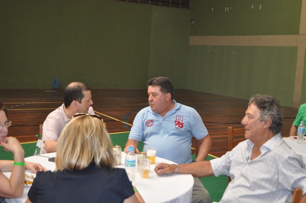 Leivinha, no centro da foto, conversa com um amigo, em 1º de outubro de 2011, na festa dos ex-jogadores alviverdes, no CT da Barra Funda. À direita, o ex-centroavante Ronaldo. Foto: Marcos Júnior/Portal TT