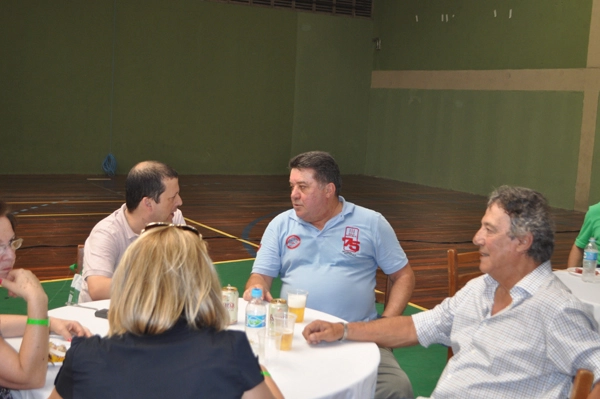 Leivinha, no centro da foto, conversa com um amigo, em 1&ordm; de outubro de 2011, na festa dos ex-jogadores alviverdes, no CT da Barra Funda. &Agrave; direita, o ex-centroavante Ronaldo. Foto: Marcos J&uacute;nior/Portal TT