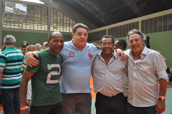 Todos participaram da final&iacute;ssima do Paulista de 1974, com vit&oacute;ria do Palmeiras sobre o Corinthians por 1 a 0, gol de Ronaldo. Na foto, de 1&ordm; de outubro de 2011, na festa de veteranos do Verd&atilde;o, est&atilde;o: Edu, Leivinha, Nei e Ronaldo. Foto: Marcos J&ugrave;nior/Portal TT
