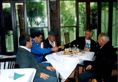 Amigos reunidos em um almoço. Da esquerda para a direita: Glaucio, os ex-jogadores Leivinha e Romeiro, Adriano Stuart e o ator Orival Pessini. Foto: quata.com.br
