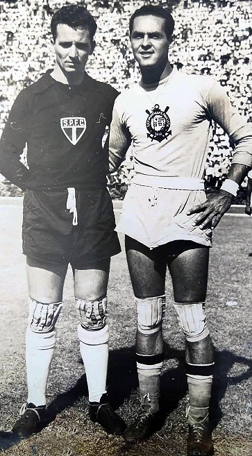 Encontro de dois gigantes antes de um São Paulo x Corinthians no Pacaembu na década de 1950: Poy e Gylmar. Foto: arquivo do Portal Terceiro Tempo