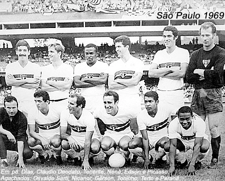 Da esquerda para a direita, em pé: Roberto Dias, Cláudio Deodato, Tenente, Nenê 
