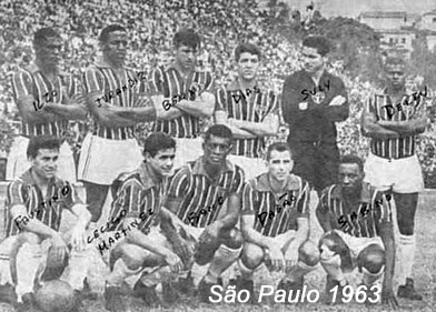 A partida entre São Paulo e Santos, realizada no Pacaembu na tarde de 14 de agosto de 1963, entrou para a história como o jogo em que o Santos fugiu de campo. E nada indicava que o time da Vila Belmiro usasse o recurso 