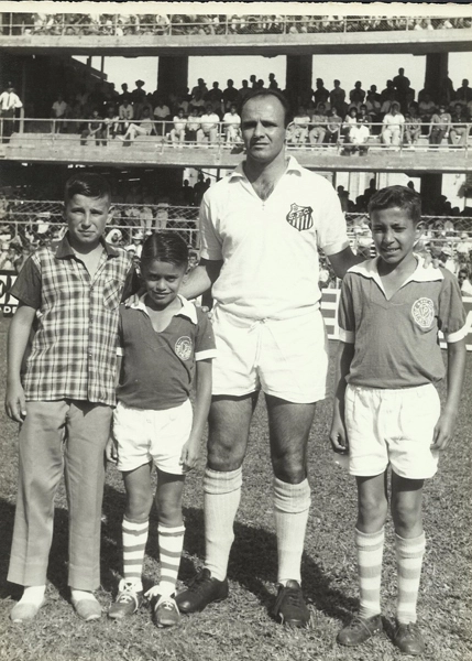 Pepe, na Vila Belmiro, ao lado de mascotes palmeirenses em 1964, no dia da despedida do zagueiro Calvet