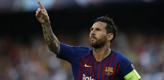 Lionel Messi comemora gol de falta contra o PSV