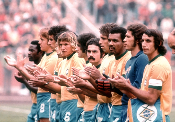 Da direita para a esquerda: Piazza, Le&atilde;o, Lu&iacute;s Pereira, Marinho Peres, Rivellino, Carpegiani, Marinho Chagas, Nelinho, Leivinha e Edu
