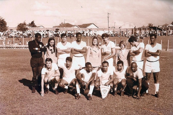 Da esquerda para a direita, em p&eacute;: Orlando Gato Preto, Lacy, Ulisses, Guaraci, M&aacute;rcia, Marinho Peres, Fid&eacute;lia, Am&eacute;rico e Augusto. Agachados: Leivinha, Paes, Ivair 