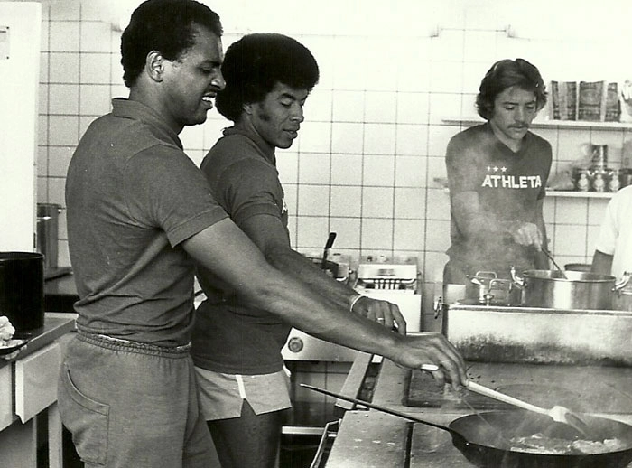 Foto maravilhosa de Manoel dos Santos na Copa de 1974. Lu&iacute;s Pereira, Jairzinho, de cabelo black power, e Leivinha de bigodes, mexem nas panelas da concentra&ccedil;&atilde;o da Sele&ccedil;&atilde;o Brasileira. Fora do alcance da lente, o rep&oacute;rter Walter Nigro Moreira, do Dipo, observa atentamente. Foto do arquivo pessoal de Walter Nigro Moreira. 