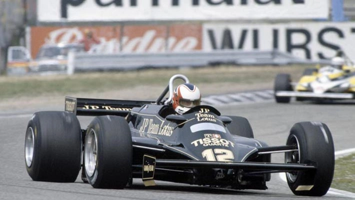 Com a Lotus-Ford em 1981, no Grande Prêmio da Alemanha, em Hockenheim. Foto: Divulgação