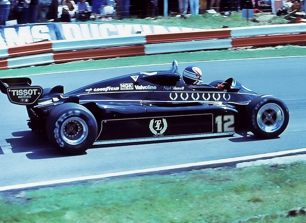 No tradicional circuito britânico de Brands Hatch, em 1982, a bordo da linda Lotus-Ford preta e dourada. Foto: Divulgação