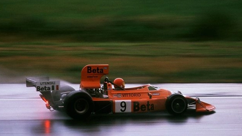O dia mais especial da carreira de Vittorio Brambilla na Fórmula 1, 17 de agosto de 1975, no GP da Áustria, quando obteve sua única vitória na categoria, após largar em oitavo com a March. Foto: Divulgação