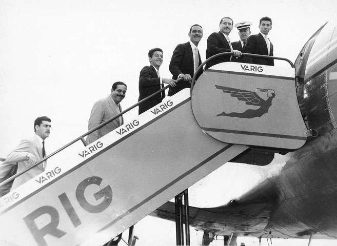 De baixo para cima, Roberto Dias é o terceiro, Gino Orlando é o quarto e Faustino é o último. Na época, os jogadores andavam no Boeing da Varig. Foto: Sarkis