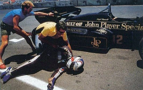 GP dos Estados Unidos de 1984, em Las Vegas. Mansell liderava tranquilamente com sua Lotus-Renault, quando esta quebrou. Desesperado, Mansell tenta empurrar o carro para cruzar a linha de chegada e acaba desmaiando, consequência do forte calor da etapa norte-americana. Foto: Divulgação