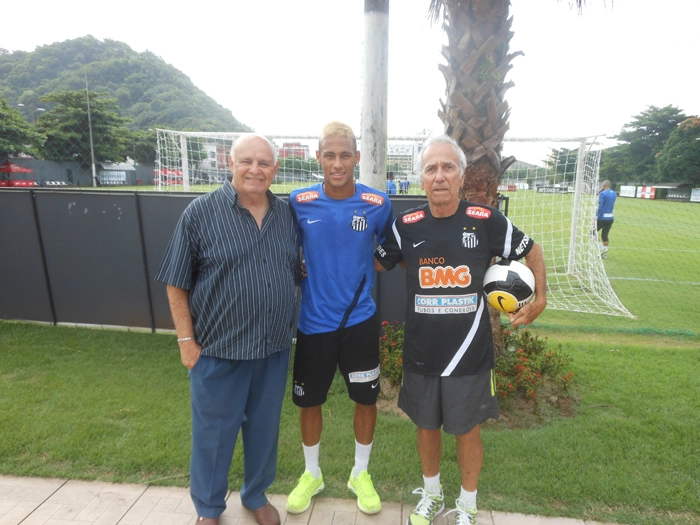 Pepe e Dalmo tiram foto com Neymar, maior estrela do Santos em 2013. Foto enviada por Ana Paula Gaspar 