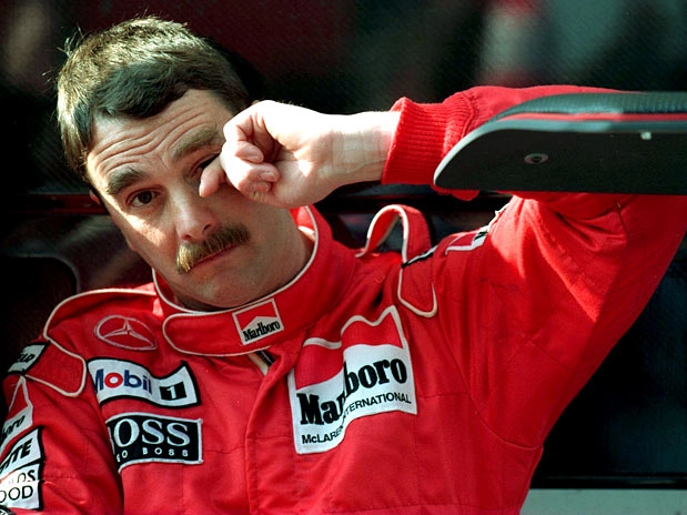 Mansell dá uma coçada no olho antes de entrar em sua McLaren-Mercedes no GP de San Marino, em 1995. Foto: Divulgação