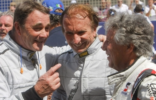 Já veteranos, mas sem conseguir deixar as corridas de lado, Nigel Mansell, Emerson Fittipaldi e Mário Andretti batem um bom papo em 2005. Foto: iG/EFE