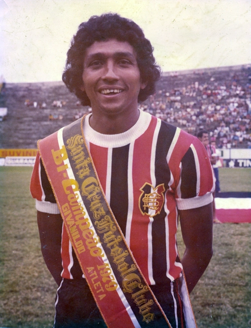 Grande colecionador de faixas estaduais, Givanildo está nesta foto feliz pela conquista do Pernambucano de 1979 pelo Santa Cruz
