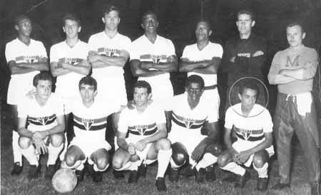 Foto do São Paulo de 1965. Em pé: Santinho, Roberto Dias, Bellini, Jurandir, Renato Gaúcho e Suli. Agachados: Alan, Prado, Del Vecchio, Benê e Efraim