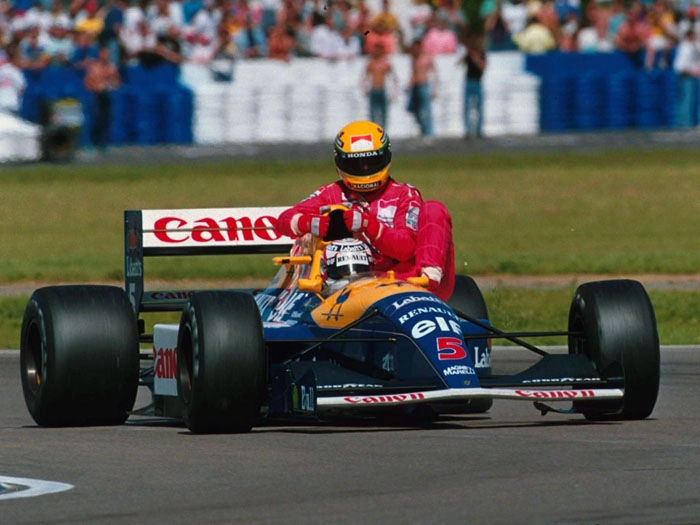 Mansell dá carona a Ayrton Senna no GP da Inglaterra de 1991, após o brasileiro ficar sem combustível. Foto: Divulgação