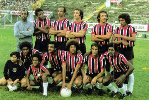 Este time do Santa Cruz fez história em 1975, quando disputou a semifinal do Campeonato Brasileiro. Foi a primeira vez que um time do Nordeste chegou tão longe na competição nacional. Em pé estão, da esquerda para a direita, Jair, Lima, Pedrinho, Levir, Renato e Givanildo; Fumanchu, Ramón, Nunes, Carlos Alberto Rodrigues e Zé Maria
